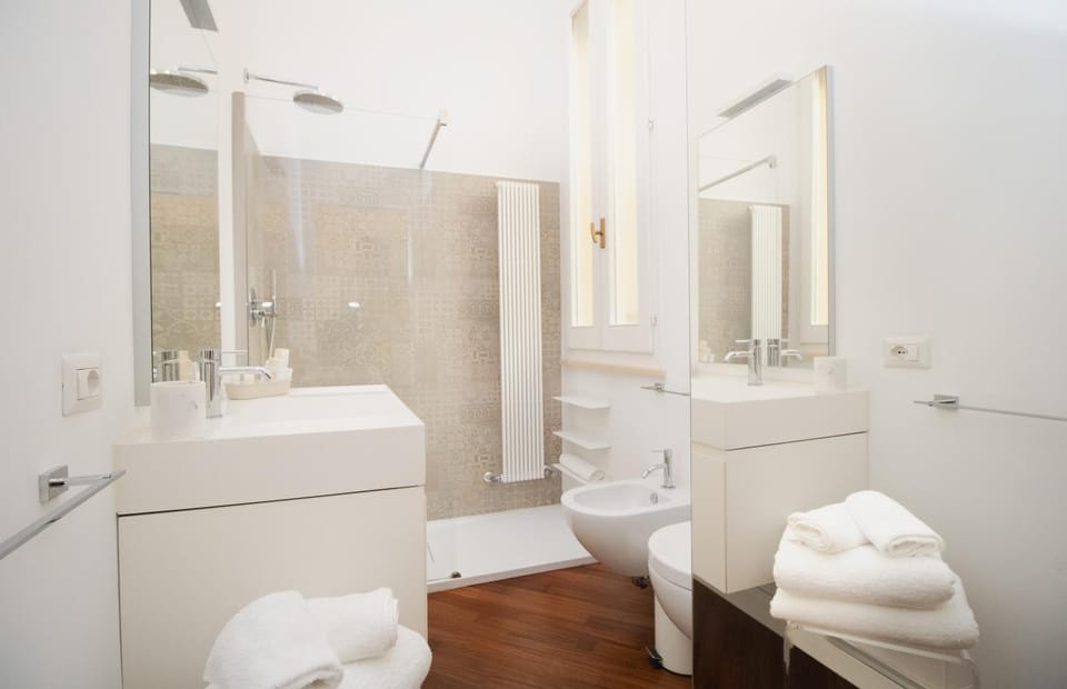 Shower, Toilet, Bathroom, towels