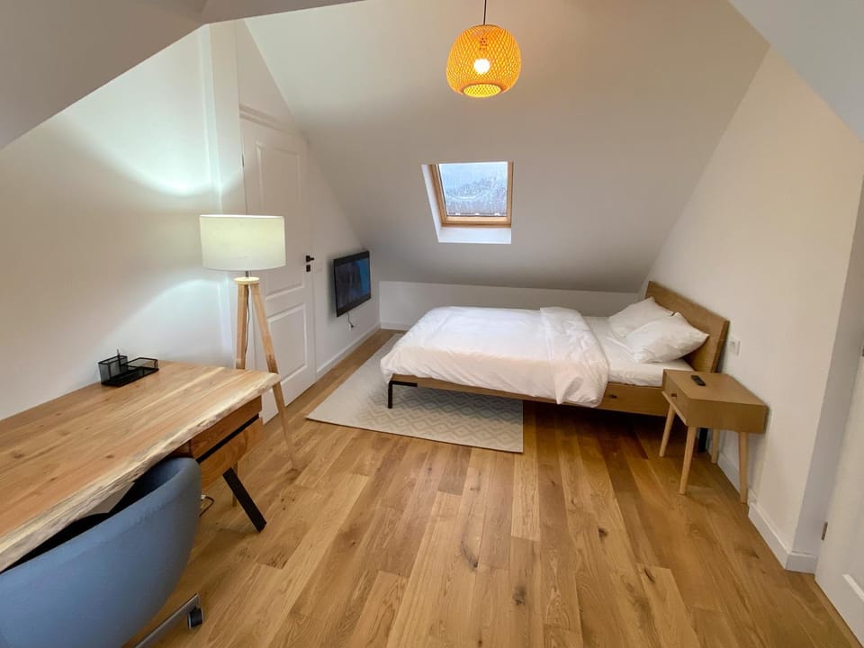 Bed, TV and multimedia, Photo of the whole room