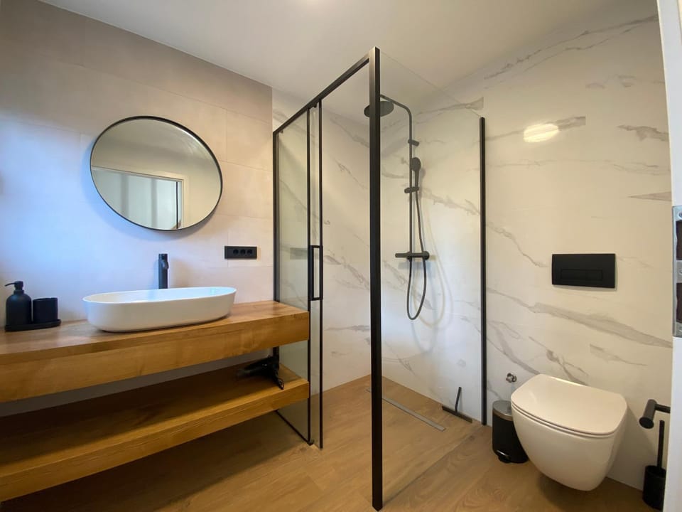Shower, Toilet, Bathroom, towels