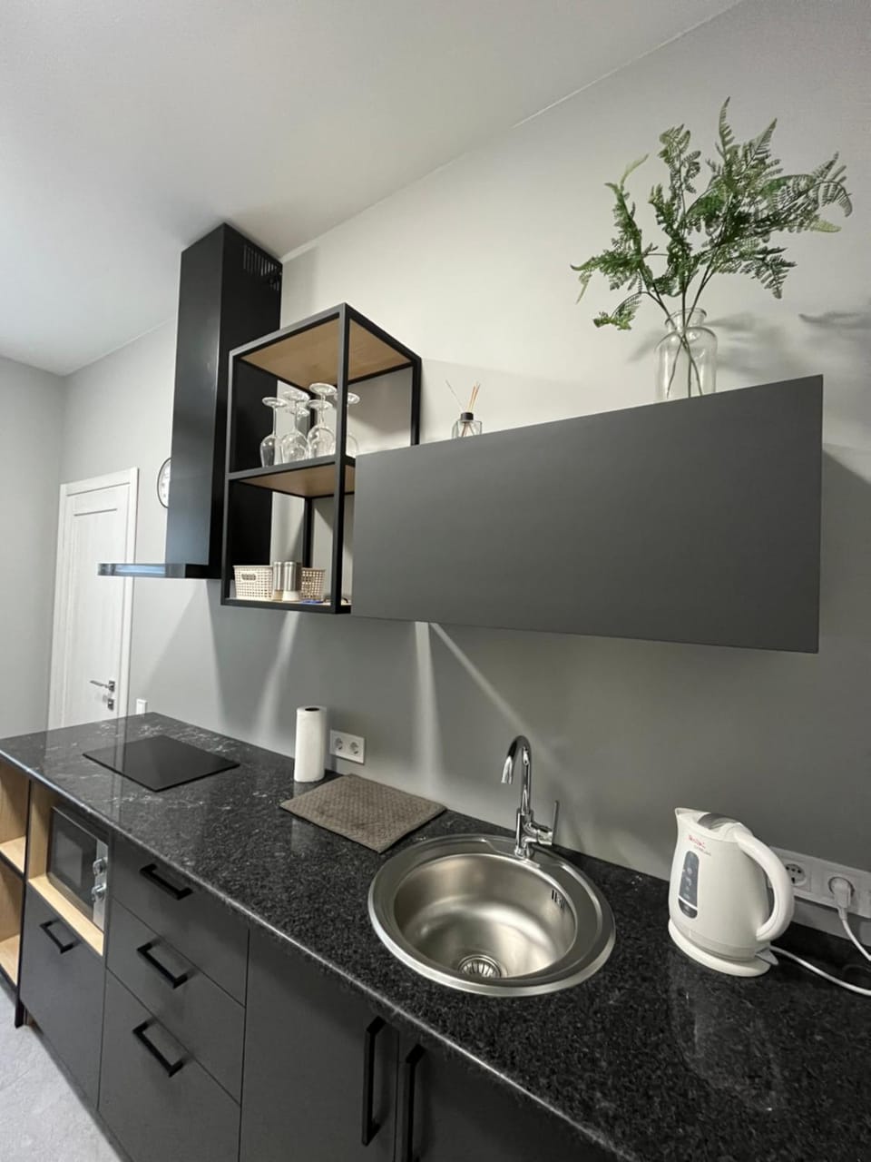 Coffee/tea facilities, Kitchen or kitchenette, stove