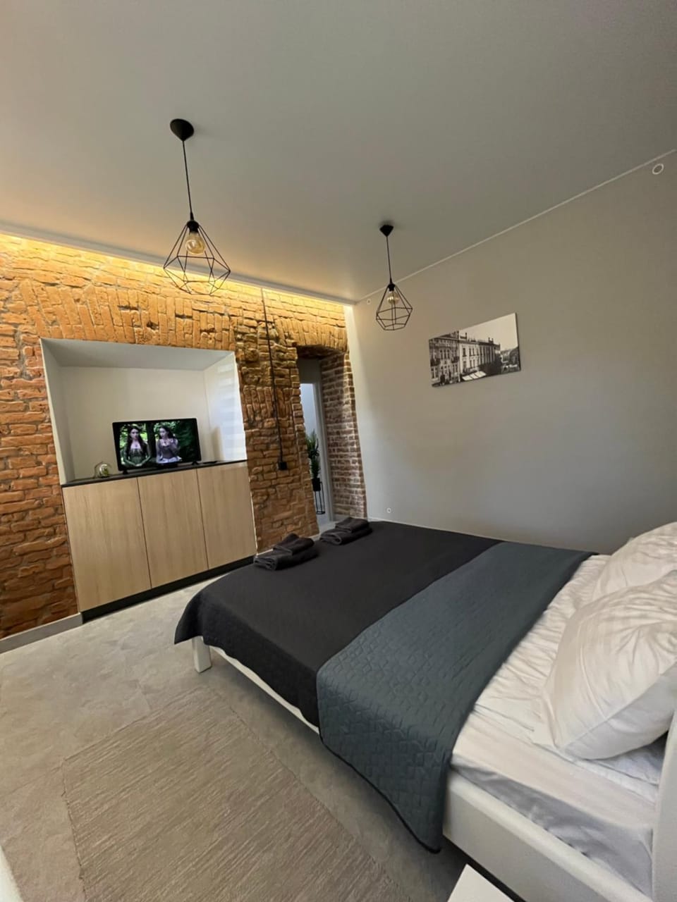 Bed, TV and multimedia, Photo of the whole room, Bedroom