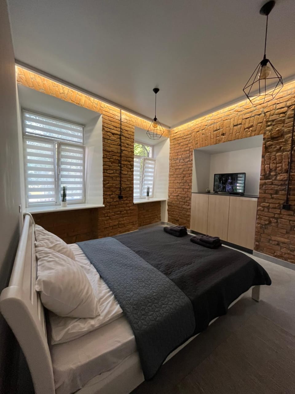Bed, TV and multimedia, Photo of the whole room, Bedroom