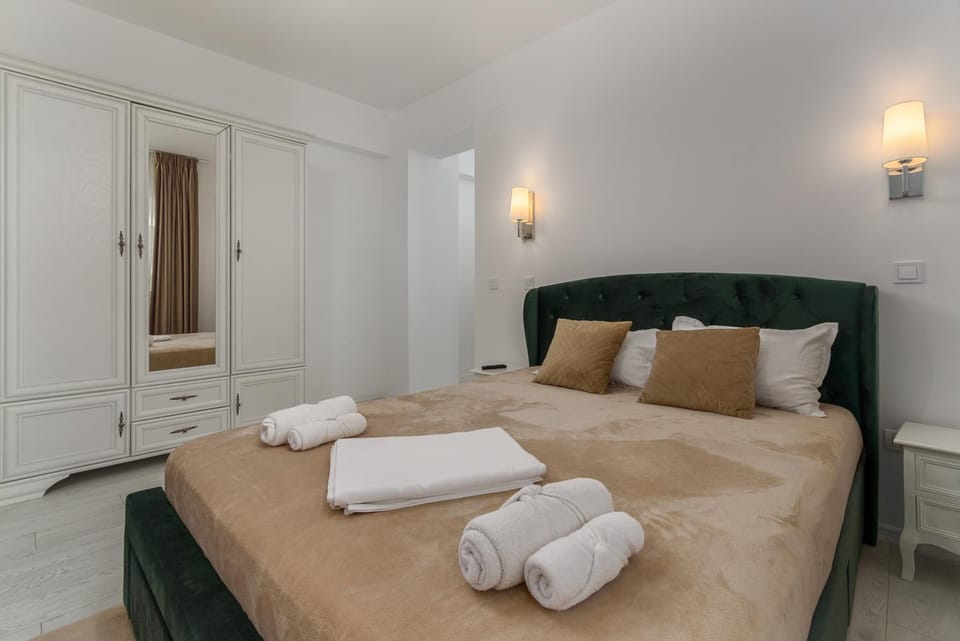 Bed, Photo of the whole room, Bedroom, towels, wardrobe
