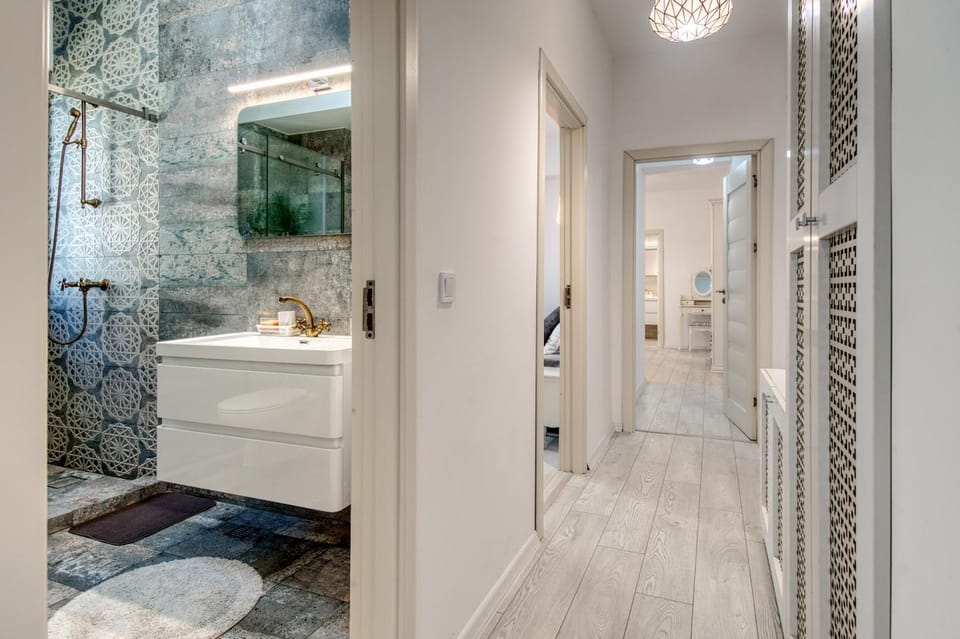 Bathroom, Living room, Bedroom, towels