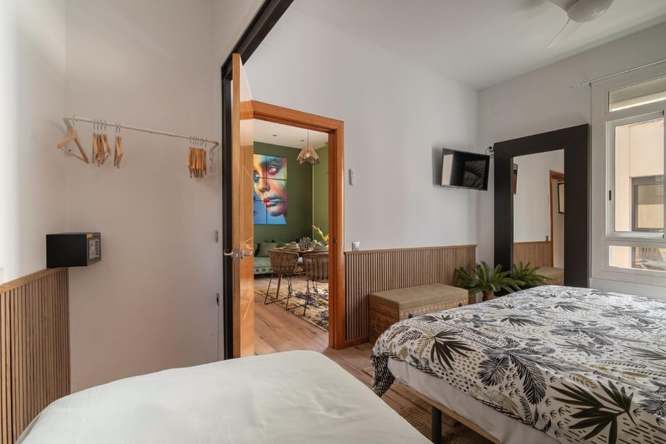 Bed, TV and multimedia, Bedroom