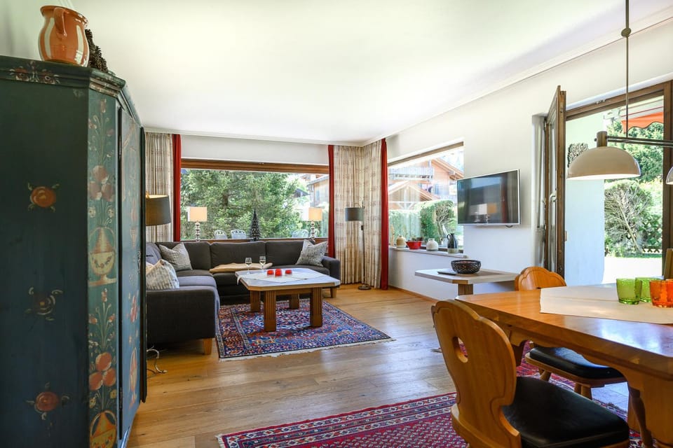 TV and multimedia, Living room, Seating area, Dining area
