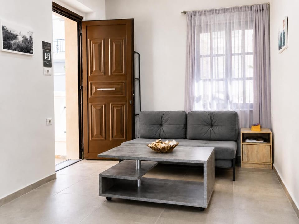 Day, Living room, Seating area