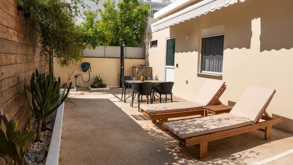 Patio, Dining area, sunbed