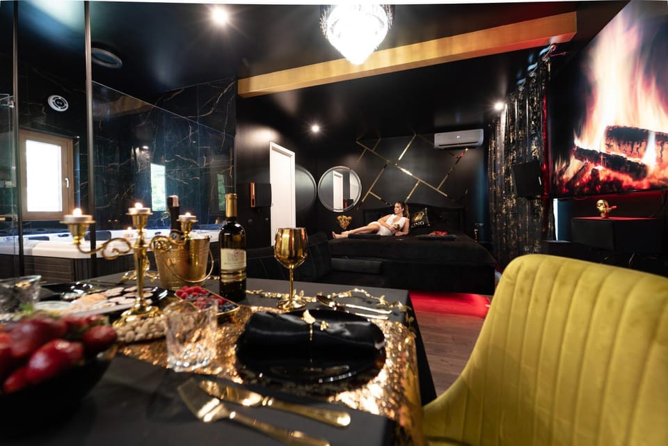 Communal lounge/ TV room, Living room, Seating area, Evening entertainment