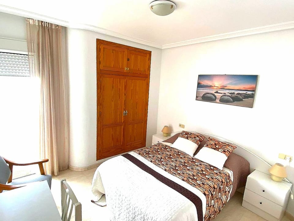 Photo of the whole room, Bedroom, wardrobe