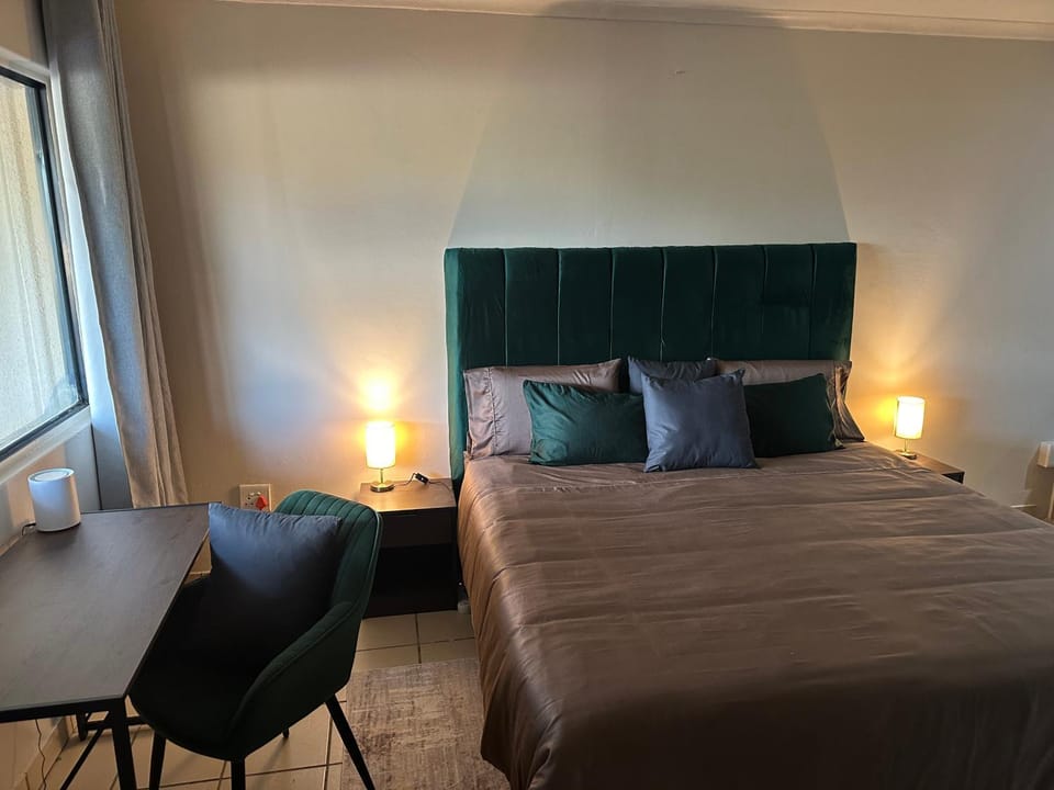 Bed, Seating area, Bedroom