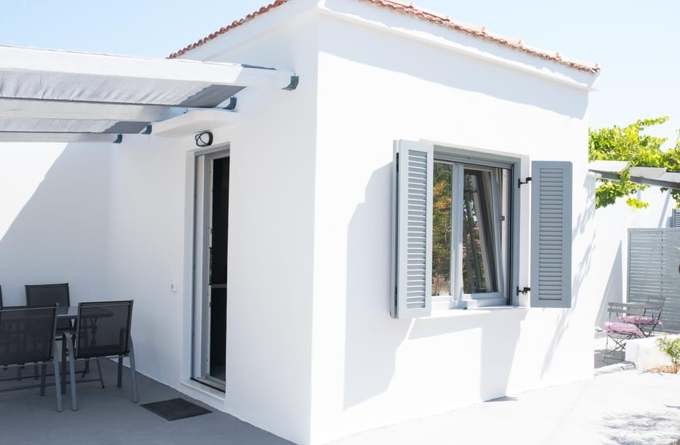 Property building, Patio, Balcony/Terrace