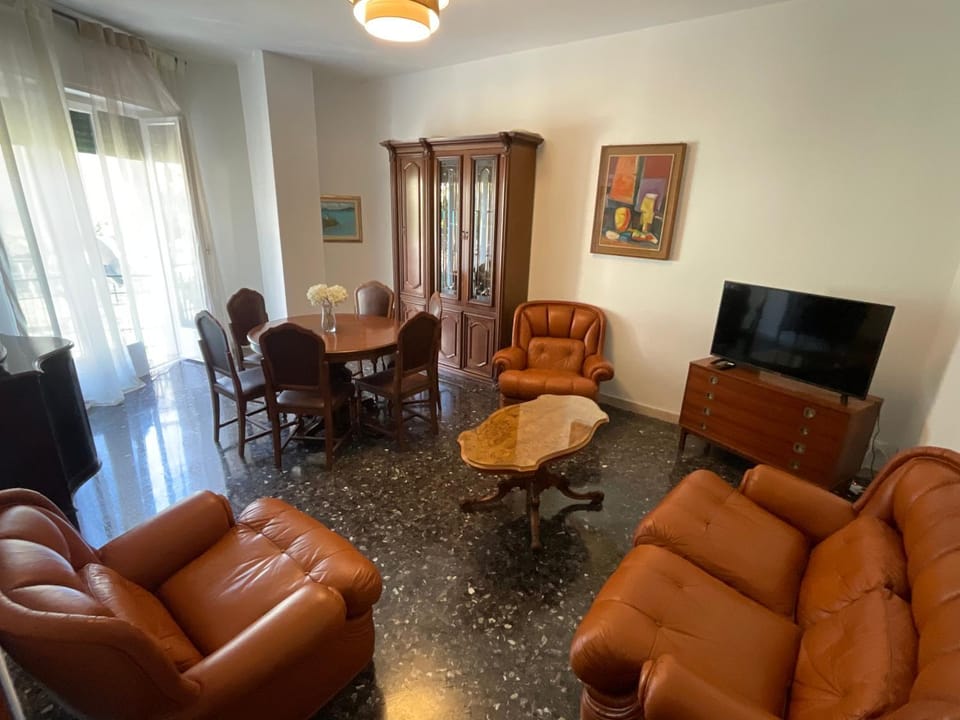 TV and multimedia, Living room, Seating area, Evening entertainment