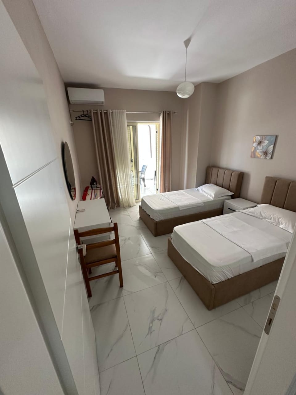 Bed, TV and multimedia, Photo of the whole room, air conditioner