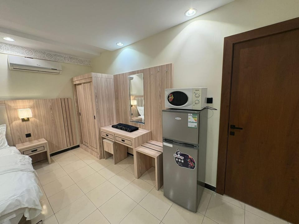 Kitchen or kitchenette, oven, wardrobe