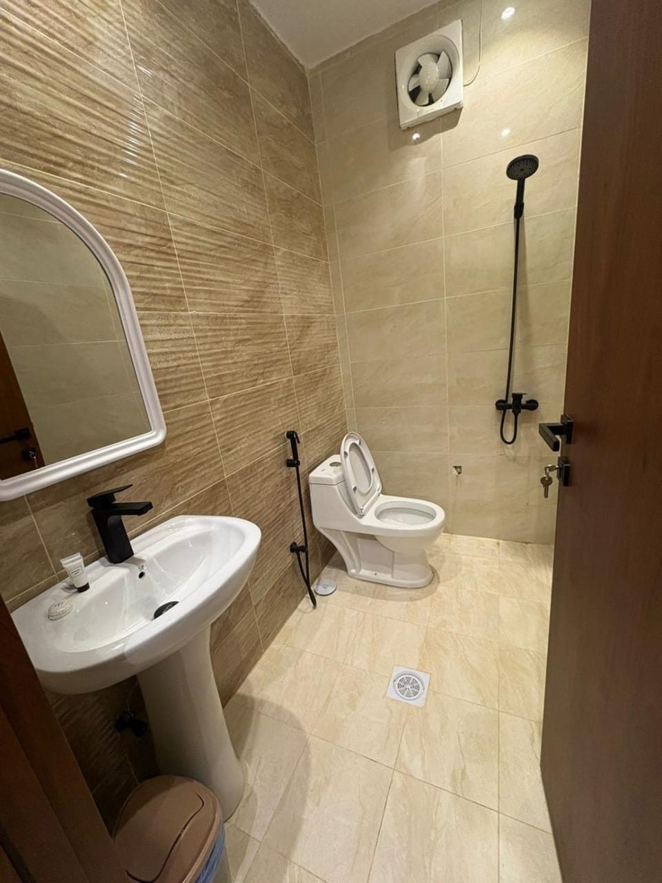 Shower, Toilet, Bathroom, Bath, bidet, towels