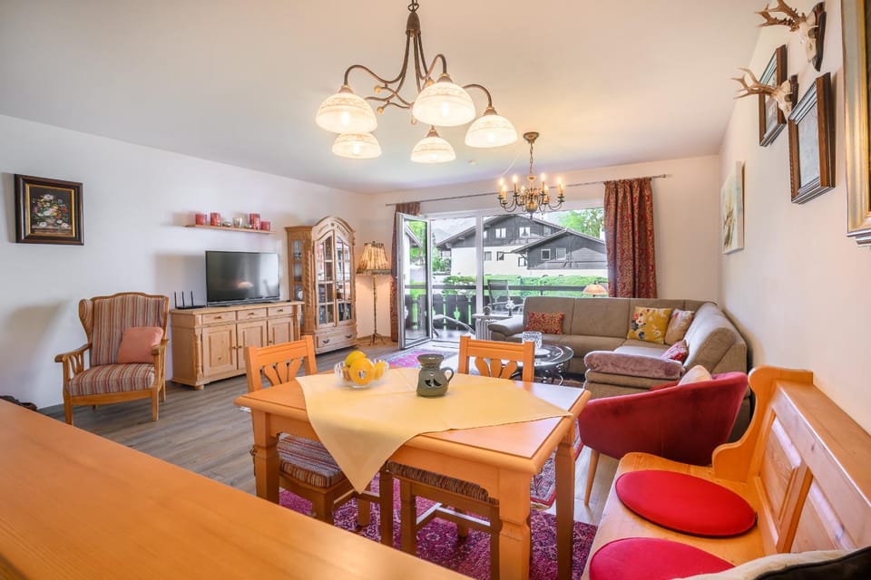 TV and multimedia, Living room, Seating area, Dining area