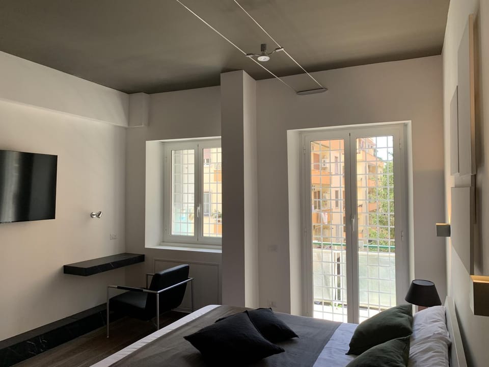 Bed, TV and multimedia, Bedroom