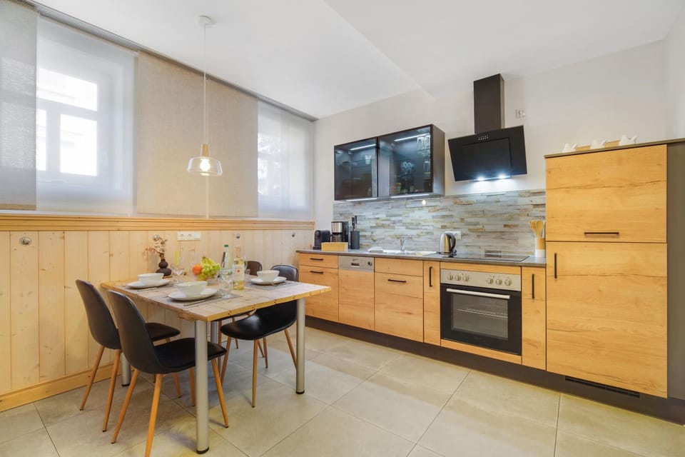Coffee/tea facilities, Kitchen or kitchenette, Dining area, dishwasher, oven, stove