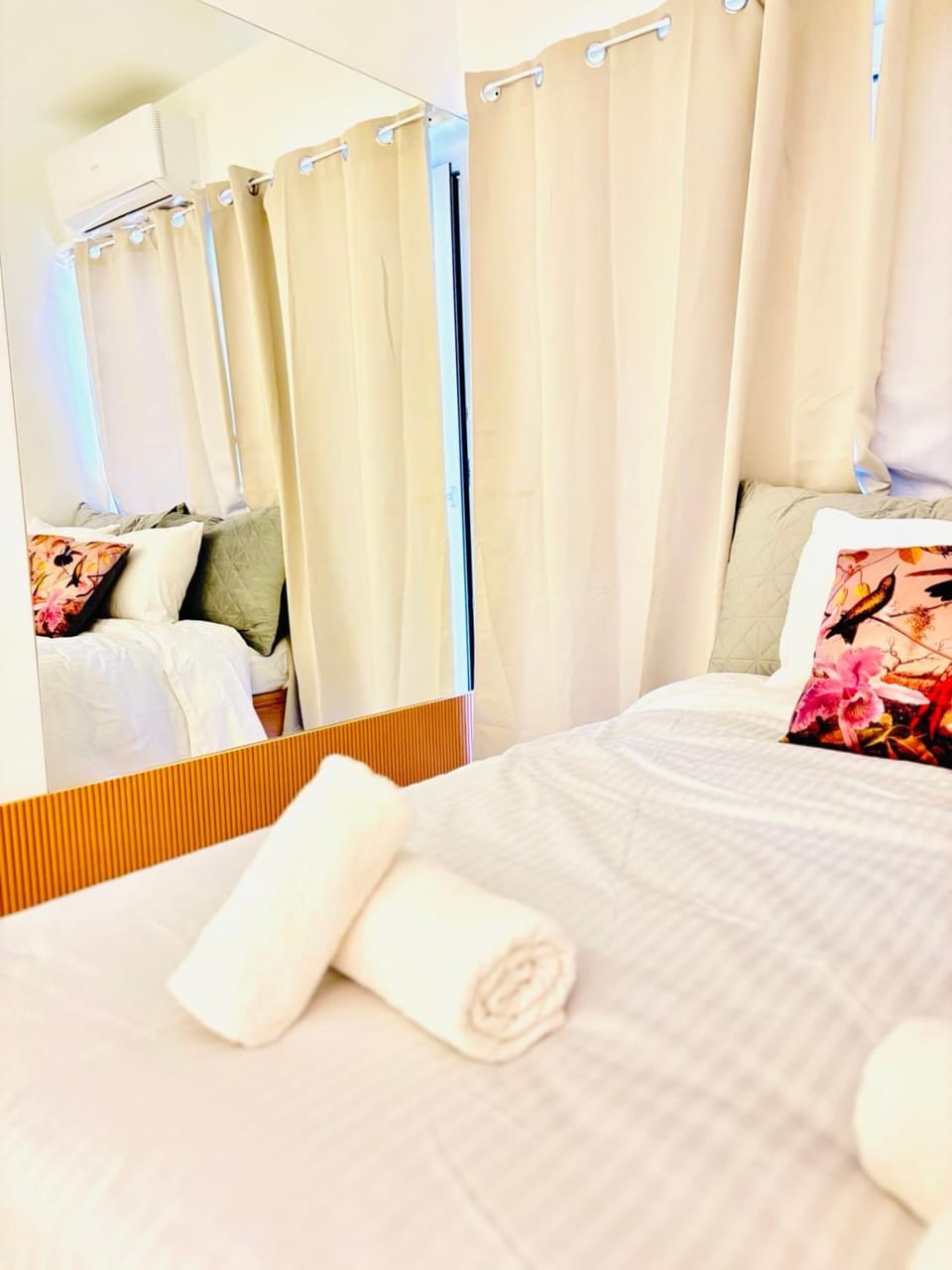 Bed, Bedroom, towels