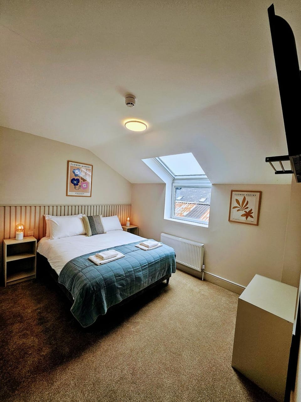 Bed, TV and multimedia, Photo of the whole room