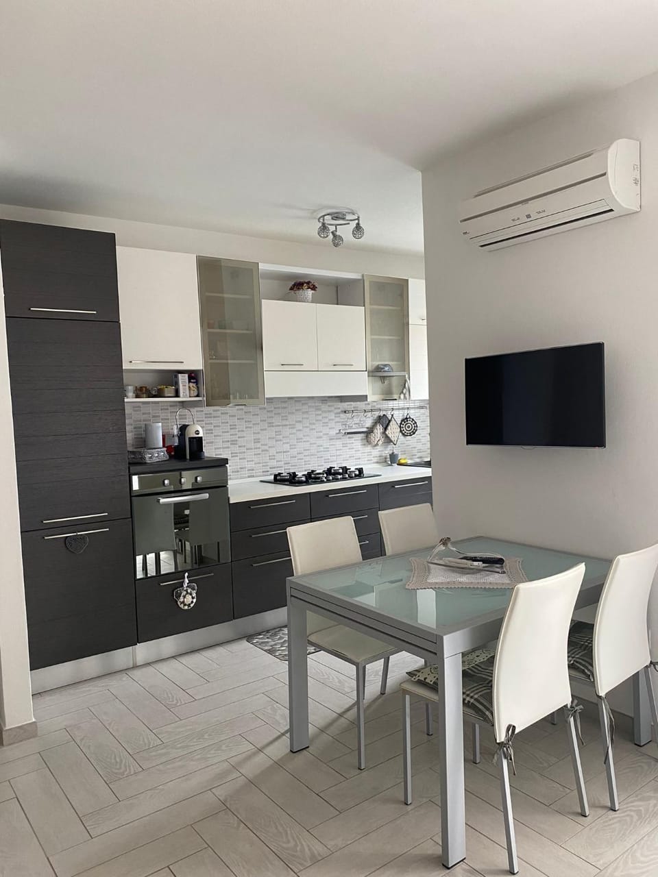 TV and multimedia, Kitchen or kitchenette, Dining area, oven, stove, air conditioner