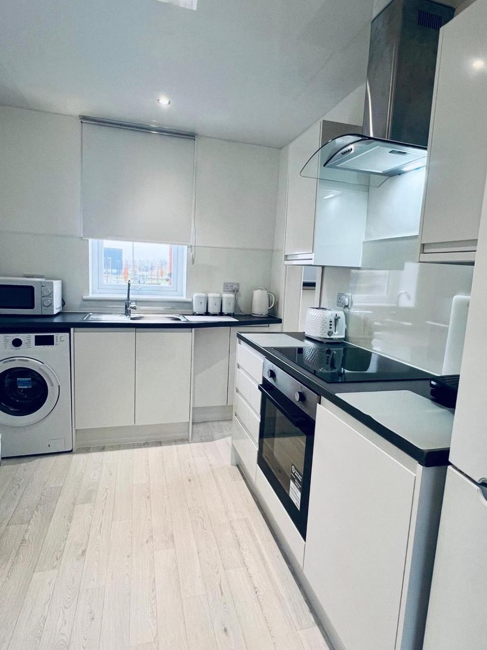 Kitchen or kitchenette, oven, toaster, washing machine