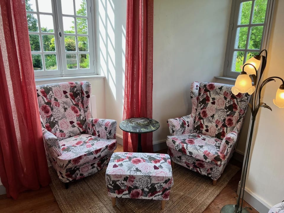 Photo of the whole room, Seating area