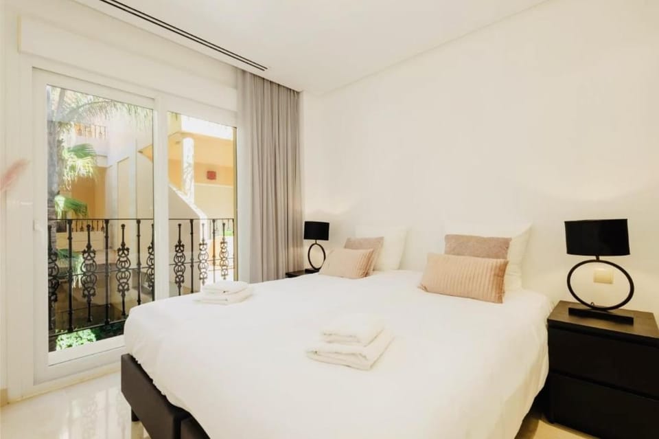 Luxury seaview apartment in Marbella located in a secure gated community with swimming pool and large terrace Perfect for families visiting Marbella and Puerto Banús Apartment in Marbella