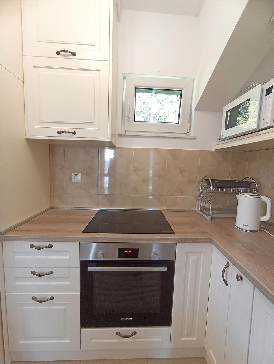 Kitchen or kitchenette, dishwasher, stove