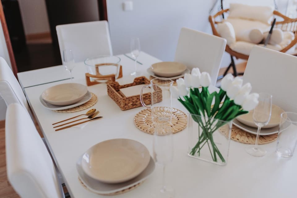 Living room, Food and drinks, Seating area, Dining area