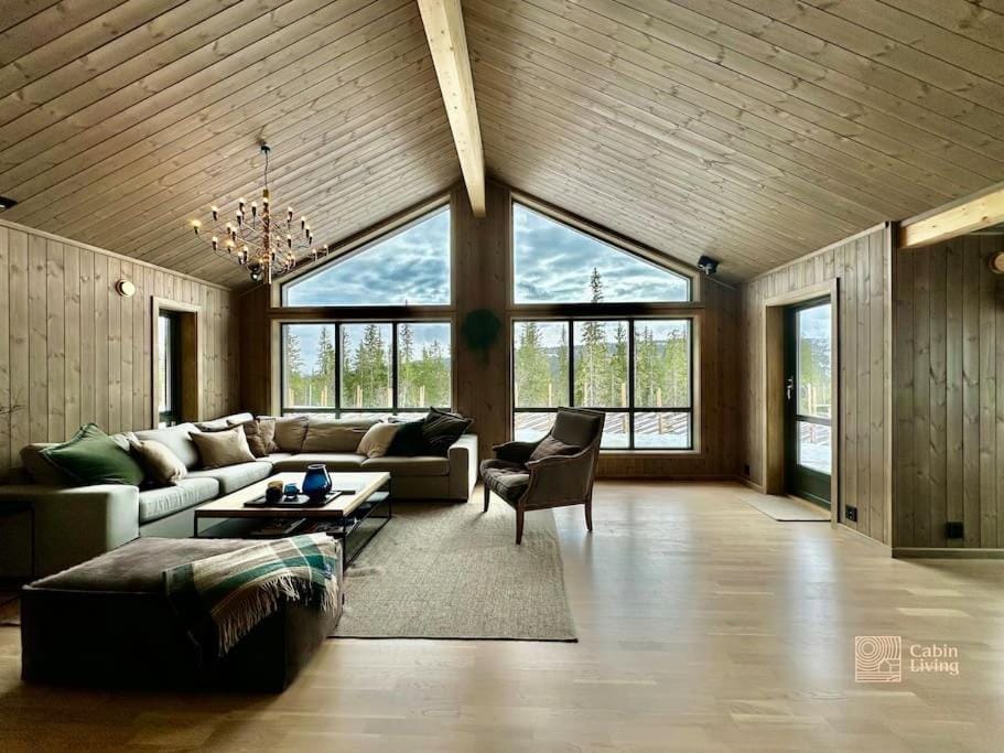 Idyllic cabin with great view right by the slopes Cabin in Innlandet