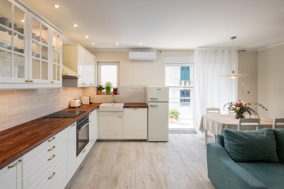 Kitchen or kitchenette, Living room, Seating area, Dining area, dishwasher, oven, stove