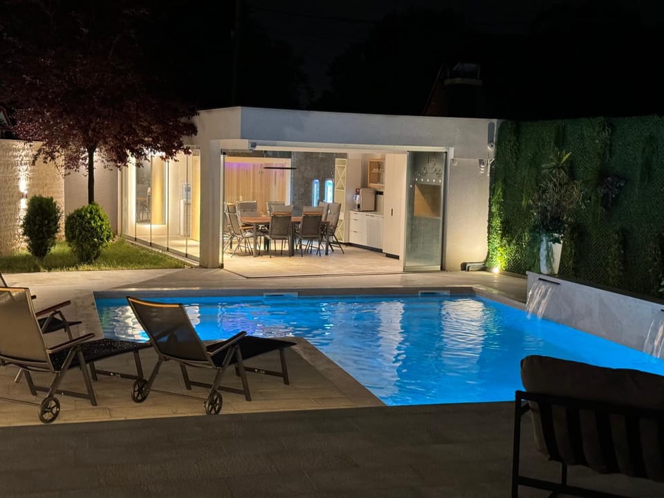 Garden, Hot Tub, Lounge or bar