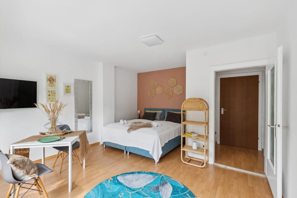 Bed, TV and multimedia, Photo of the whole room, Bedroom