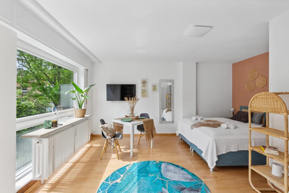 Bed, TV and multimedia, Photo of the whole room, Bedroom, towels