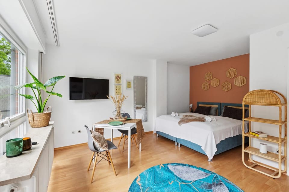 Bed, TV and multimedia, Seating area, Dining area, Bedroom