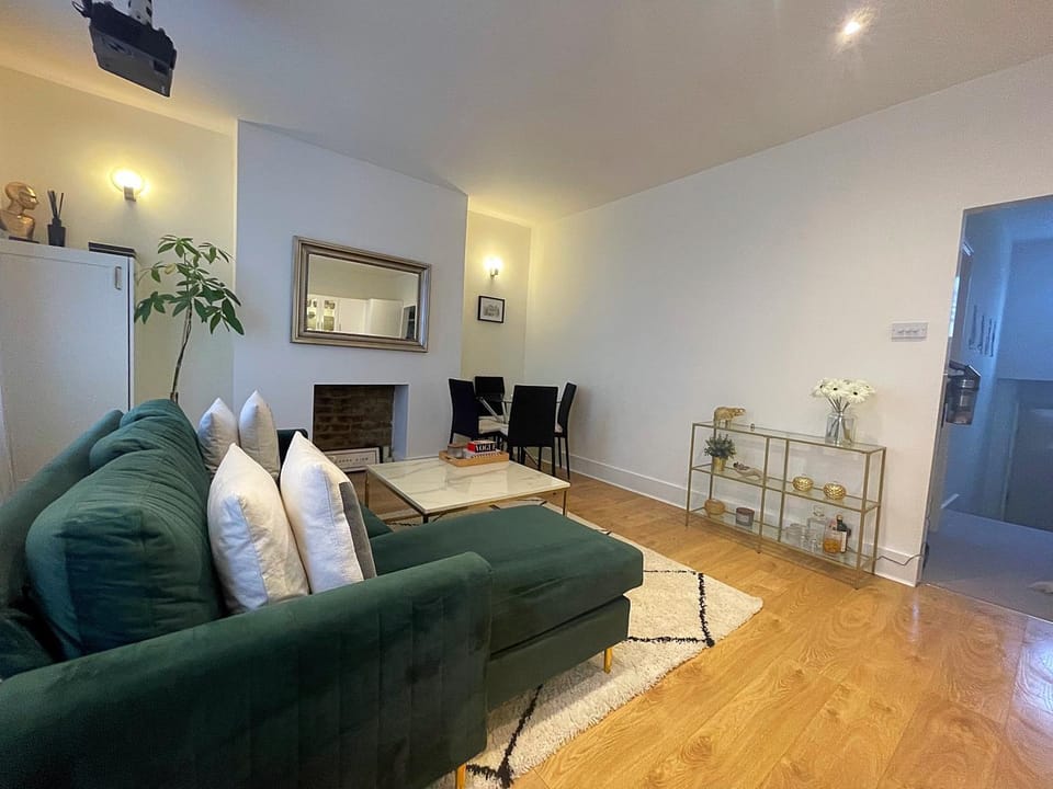 Communal lounge/ TV room, Living room, Seating area