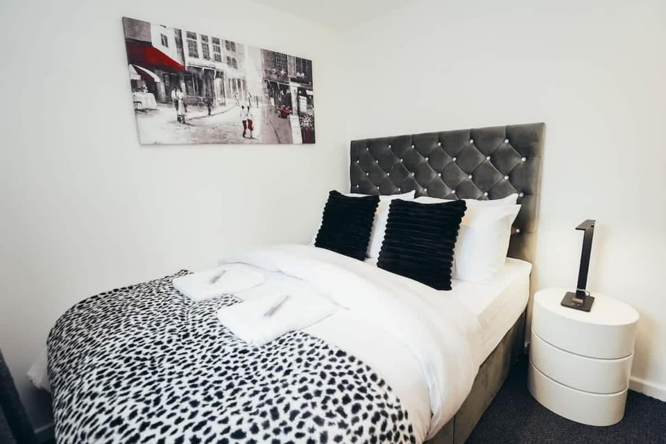 Bed, Photo of the whole room, Bedroom