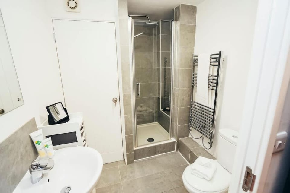 Shower, Toilet, Bathroom, towels