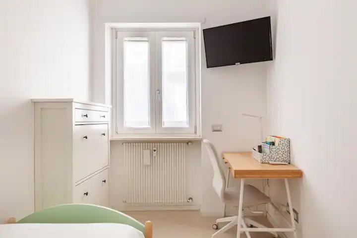 Bed, TV and multimedia, Photo of the whole room, Bedroom