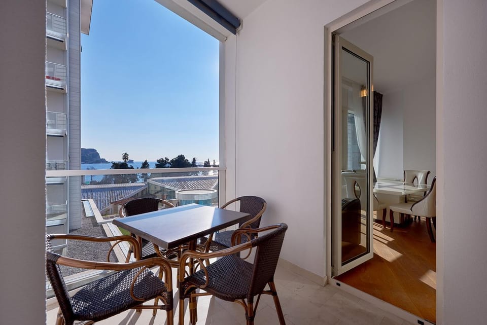 Relax on the first line in Budva Apartment in Budva