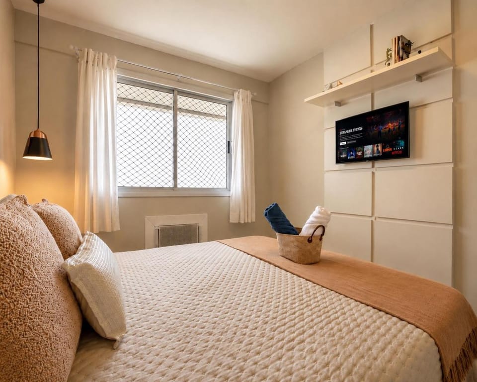 Bed, TV and multimedia, Photo of the whole room, Bedroom, air conditioner