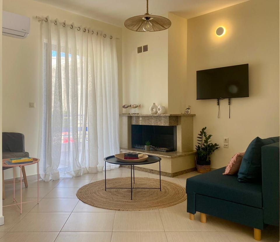TV and multimedia, Living room, Seating area, air conditioner