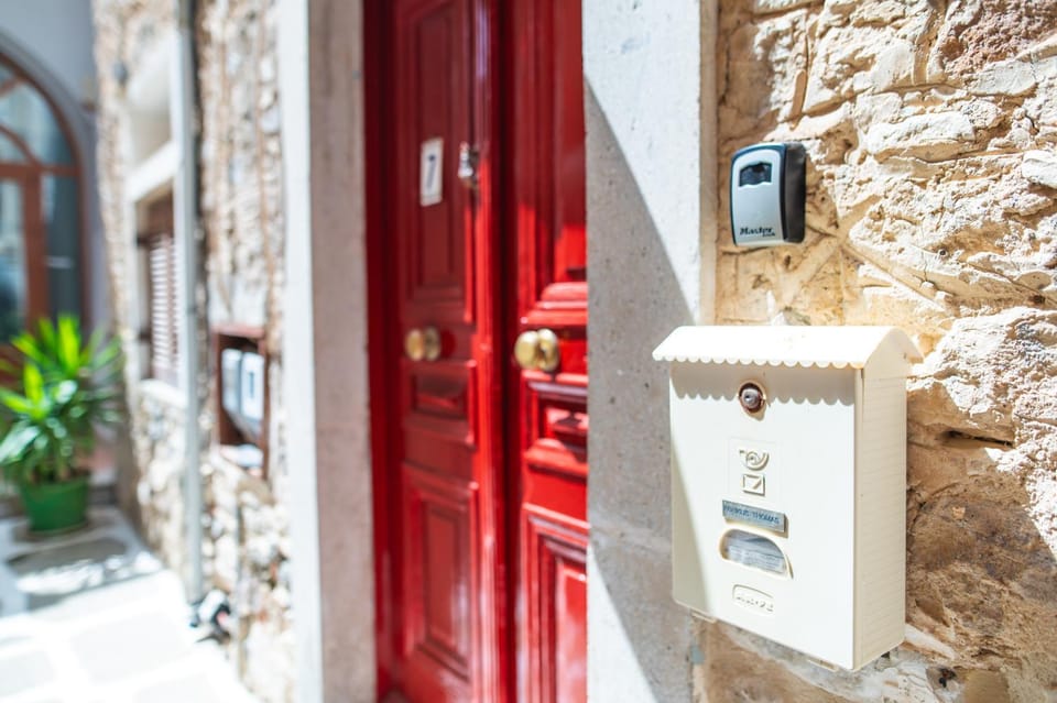 Facade/entrance, Neighbourhood