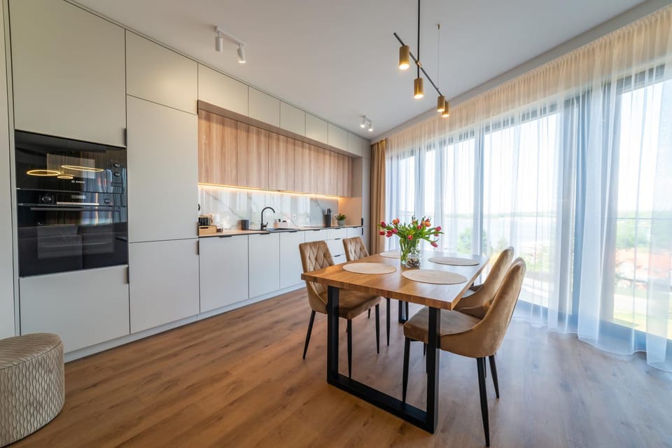 Kitchen or kitchenette, Dining area