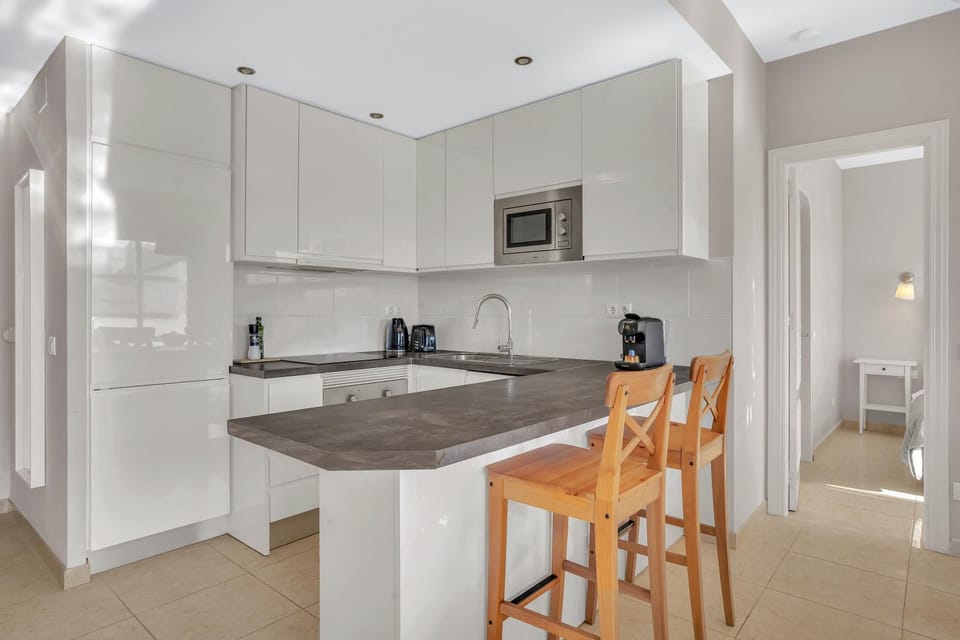 Coffee/tea facilities, Kitchen or kitchenette, dishwasher, microwave, oven, stove, toaster, kitchen