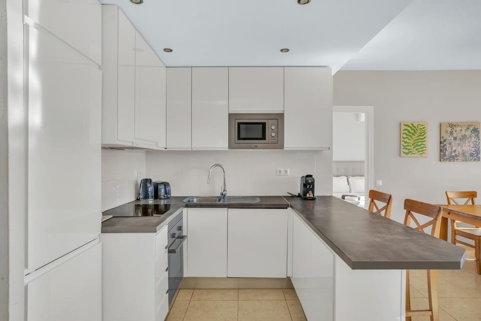 Coffee/tea facilities, Kitchen or kitchenette, dishwasher, microwave, oven, stove, toaster, kitchen