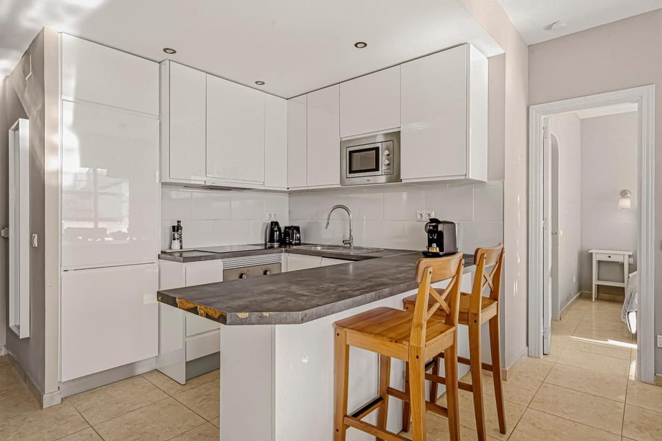 Coffee/tea facilities, Kitchen or kitchenette, dishwasher, microwave, oven, stove, toaster, kitchen