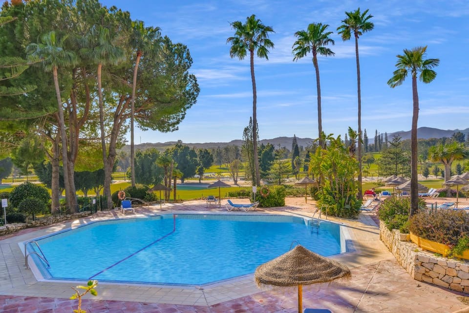 Golfcourse, Swimming pool, sunbed